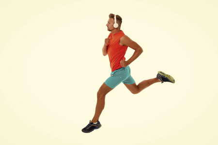 励志歌.戴着耳机跑步的男运动员.跑步者帅哥强壮的动作孤立在白色上.
