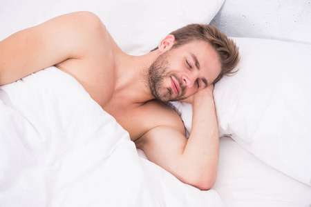 太早了。睡个好觉。该休息了。男性健康和单身生活方式。男人睡得很快。在卧室里放松。精力充沛。性感男人睡在床上。无法醒来。早上好