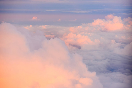 从飞机窗口看到日落或日出云和天空的美丽景色