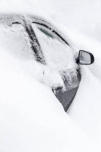 雪下的汽车