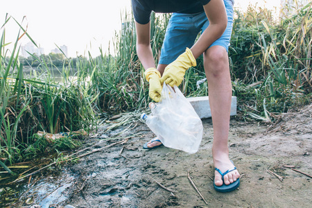 回收 收集 夏天 环境 自然 塑料 瓶子 男孩 生态学 浪费