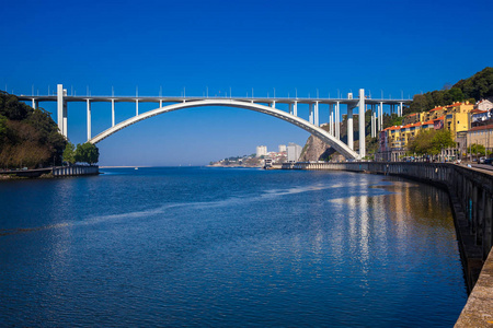 在一个美丽的早春在葡萄牙波尔图市看到杜罗河口和阿拉比达大桥