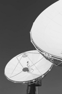 电视台顶部的卫星通信天线图片