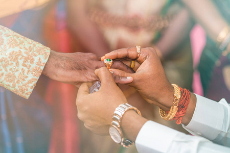 给另一个男人戴戒指印度婚礼图片