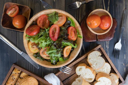 平铺蔬菜沙拉放在碗和面包上