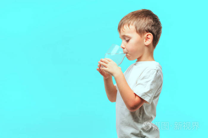 孩子在绿松石背景上喝水