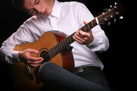 弹吉他的年轻人