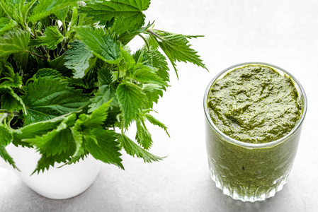 排毒果汁或绿色冰沙，含有荨麻叶的健康饮料