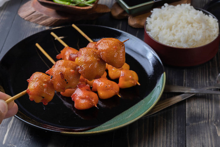 由五个成年人组成的小组,用鸡尾酒烤面包充满异国情调的白酒