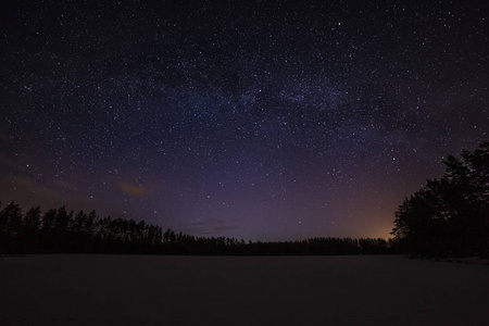 太阳升起的时候，瑞典有一百万颗星星。长期暴露。银河系