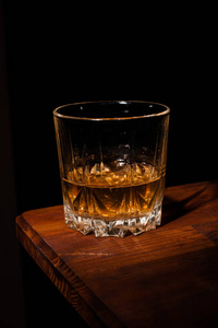 特写镜头 酒精 威士忌酒 奢侈 威士忌 桌子 透明的 木材