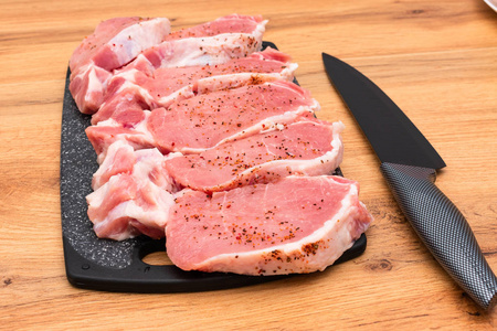 香料 蛋白质 猪肉 腰肉 晚餐 桌子 生的 营养 牛肉 切片