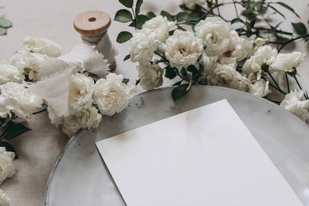 女性的白玫瑰空白贺卡特写.喜怒无常的婚礼桌模拟场景.