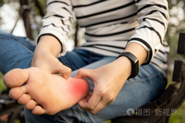 患肌腱发炎,女性足部酸痛,脚后跟疼痛,腿部疲劳,健康问题,足底筋膜炎