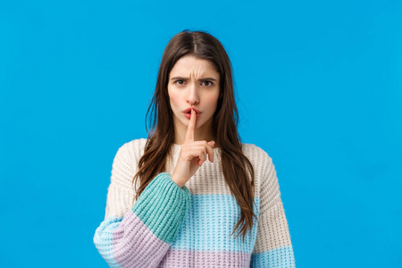 愤怒和恼怒的严肃胡须男人要求退出,禁止行动,做出交叉手势和皱眉与