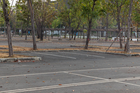 泰国，公园里空荡荡的室外停车场