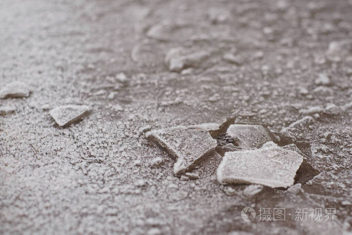 地面上的冰冻水冰特写视图