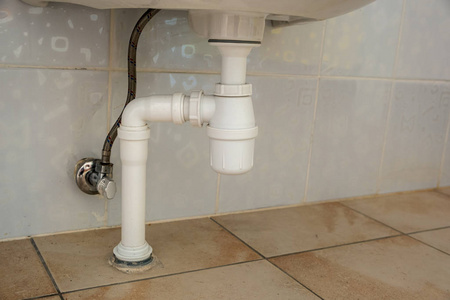 浴缸洗涤槽下白色塑料管排水管特写照片