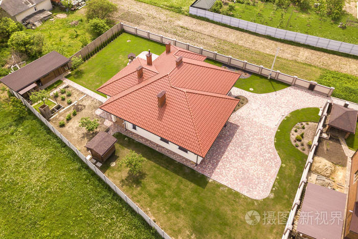 带木瓦的新住宅别墅鸟瞰图