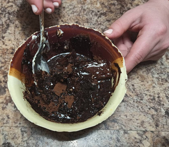 在碗里混合巧克力配料做蛋糕的女人