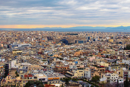 在多云的天空中俯瞰雅典城的惊人鸟瞰图。欧洲著名的旅游胜地和旅游目的地。希腊