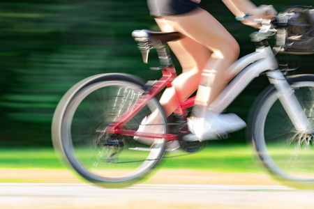 骑自行车运动模糊，驾驶速度快。