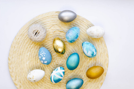 流行的顶部视图复活节背景与彩绘复活节彩蛋。节日装饰用的金银彩蛋和麻绳