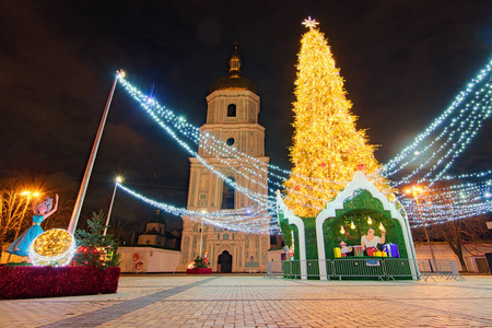 乌克兰基辅索菲亚广场上没有人的圣诞集市清晨景色。基辅的新年树和圣索菲亚大教堂的背景