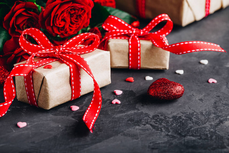 情人节背景为红玫瑰礼物盒和红心