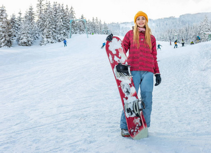 女孩或运动女子滑雪板微笑冬季活动生活方式