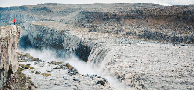 在冰岛巨大的Dettifoss瀑布徒步旅行者