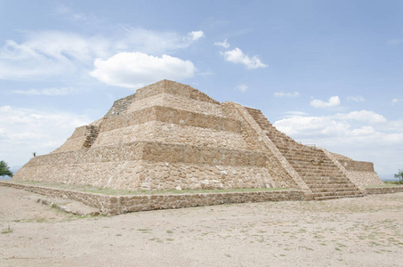 墨西哥伊达尔戈潘胡考古区的奥米金字塔