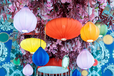 白天花团锦簇的中国灯笼