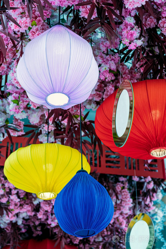 白天花团锦簇的中国灯笼