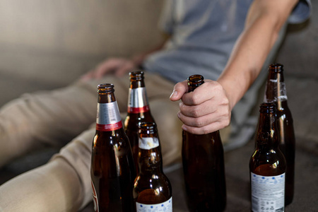 一个醉汉在他面前拿着一个瓶子的画像照片