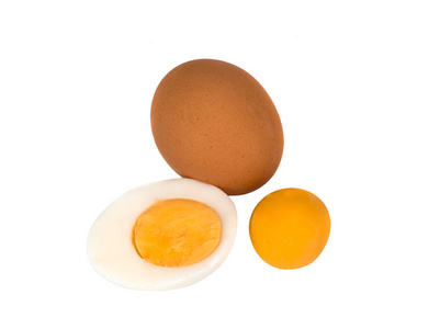 鸡蛋，它的一半和蛋黄分离在白色的背景上