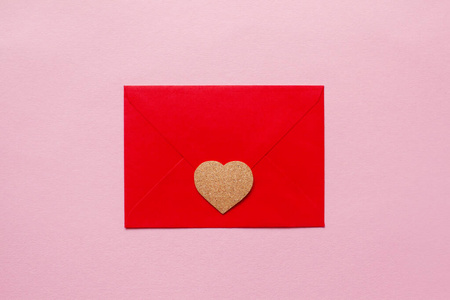 红纸信封上的木制漂亮心形情人节和妇女节的情书