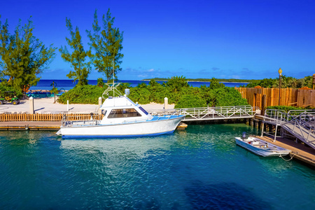 巴哈马半月礁海滩的景色。