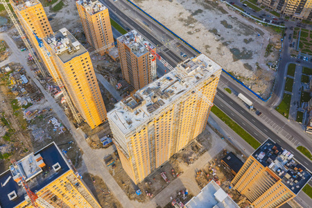 高空俯视图大型住宅建筑群施工图，可看到建筑起重机。