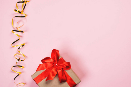 粉红色节日背景带蝴蝶结的礼品盒