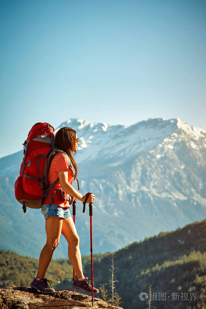 背着背包和帐篷远足到山顶