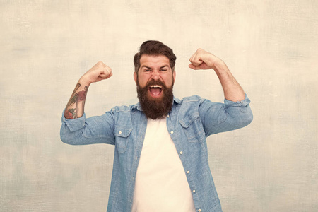 我很强大.每日赢家.男性时尚.快乐的,成熟的,有胡子的潮人.