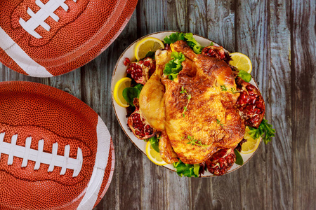 美式足球派对全烤鸡配沙拉和石榴。