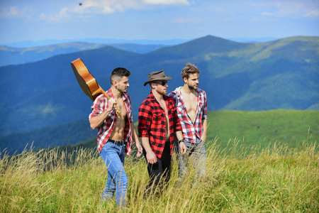 一群人攀登音乐是我的生命.一群人在一起消磨时间.