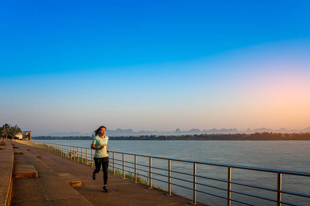 河边一个人图片