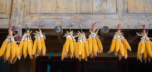 挂了外面的农村房子,在泰国的干的玉米挂了外面的农村房子,在泰国的干