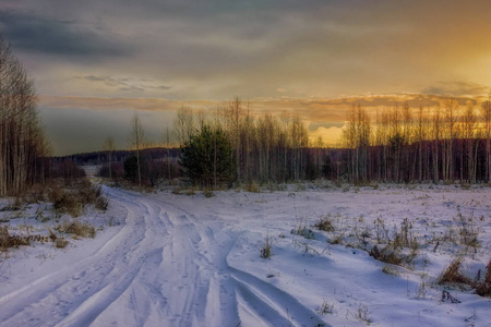 冬日森林里五彩缤纷的夕阳。山上美丽的冬季景色。日出。