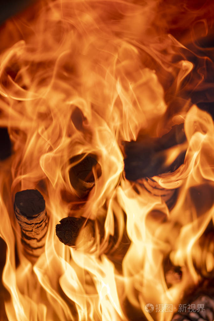 木炭和木柴的火焰