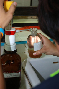 科学家在生化需氧量测试瓶中加入化学物质。