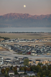 住宅区上空的犹他湖景色图片